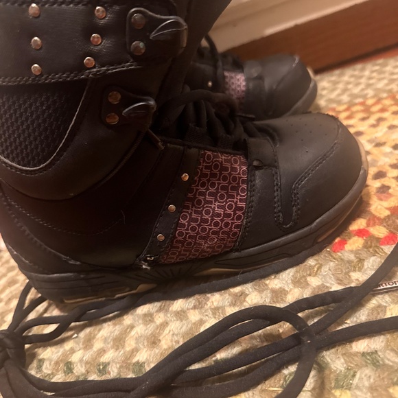 The Burton Sapphite snowboard size 6 boots. Black with purple accents. Durable - Picture 11 of 12
